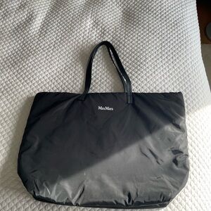 MaxMara Elegant Black Carryall Tote